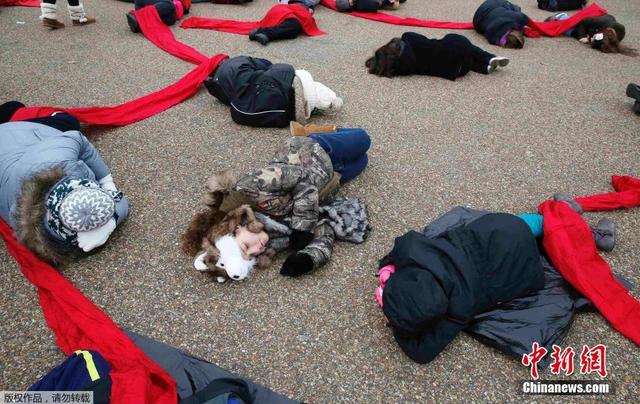美國民眾白宮外橫躺示威反對墮胎