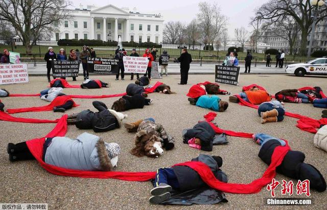 美國民眾白宮外橫躺示威反對墮胎