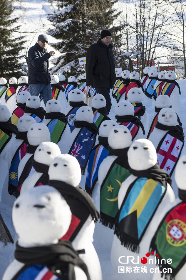 瑞士“雪人”戴各国国旗图案围巾 迎接达沃斯论坛开幕