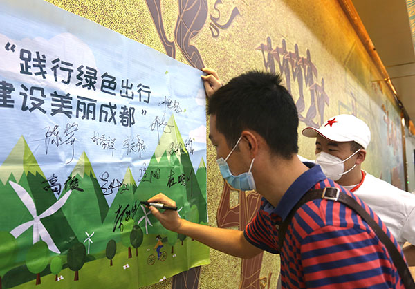 市民在移动签名墙上签字 摄影 王炳林