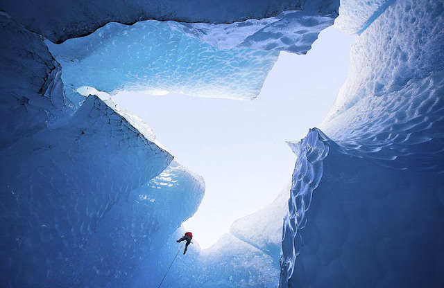 美探險家深入冰縫 拍攝冰川內部夢幻般美景