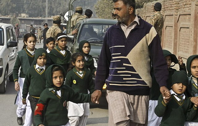 巴基斯坦学校给老师配枪 以防恐怖袭击
