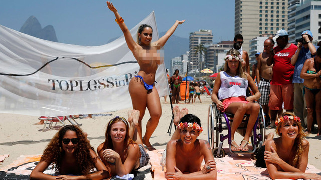 巴西美女赤身抗議沙灘裸曬禁令