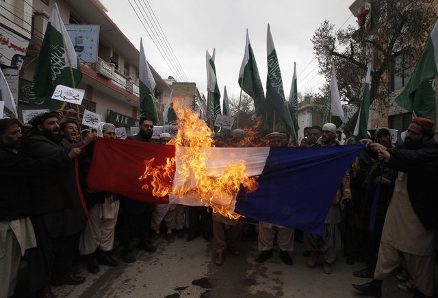 穆斯林焚燒法國旗 抗議查理週刊