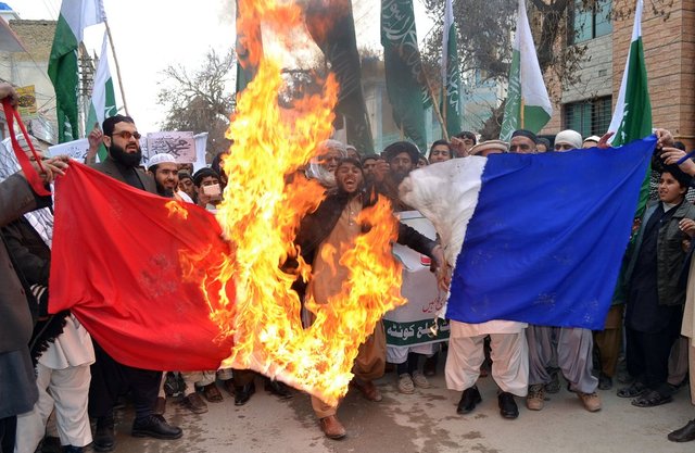 穆斯林焚燒法國旗 抗議查理週刊
