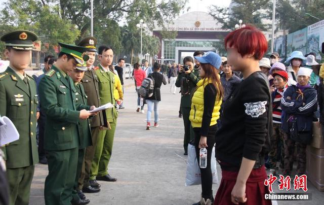 中国警方向越南警方移交7名被拐越南女子