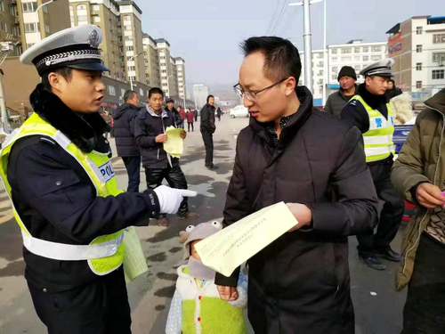 【河南供稿】三门峡市卢氏县公安局交警大队民警走进社区宣传交通安全