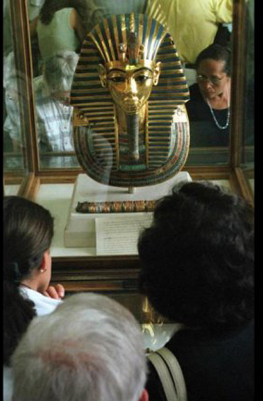 埃及博物馆给法老面具粘胡子用错胶 致面具“留疤”