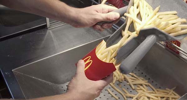 美国麦当劳薯条被指含硅胶石化物 其他地区门店喊冤