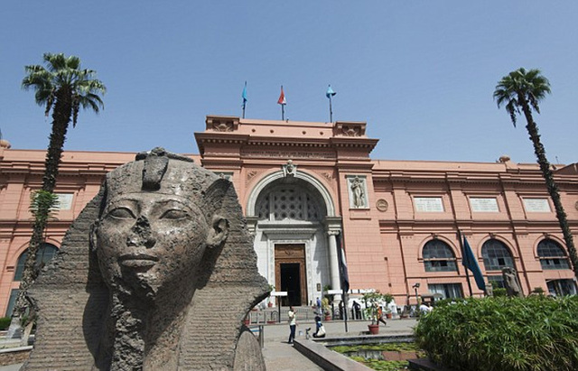 埃及博物馆给法老面具粘胡子用错胶 致面具“留疤”