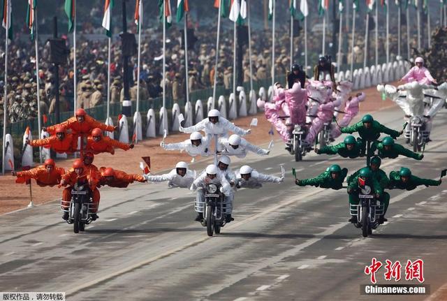 印度士兵为共和国日彩排 摩托车手现场炫技
