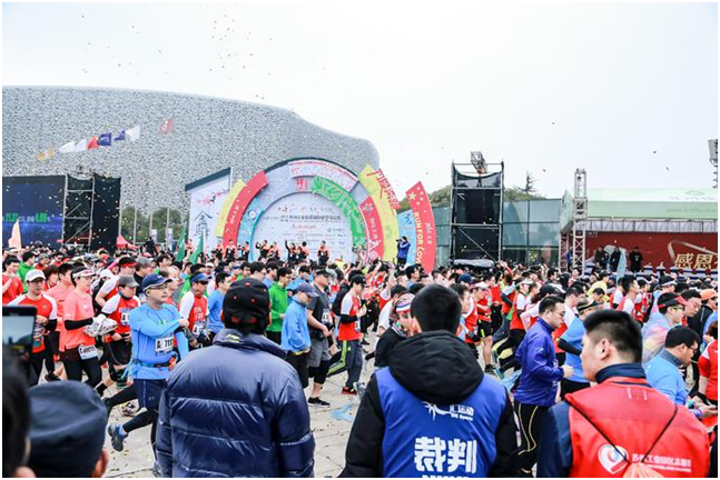 （供稿 文体列表 三吴大地苏州 移动版）苏州第十届环金鸡湖国际半程马拉松开跑