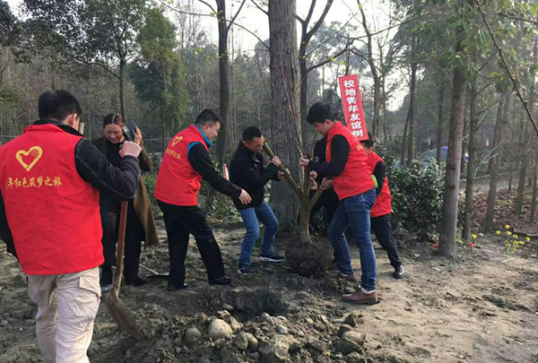 植树现场(成都市温江区和盛镇 供图)在和盛镇玉河村康家浩湿地公园