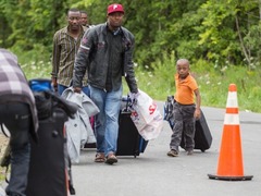 擔心被特朗普遣返回國 大批難民從美國偷渡加拿大