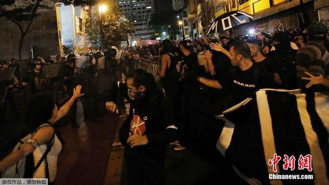 巴西示威者打砸银行抗议交通票价上涨