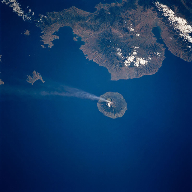从太空看地球上火山喷发壮美景象