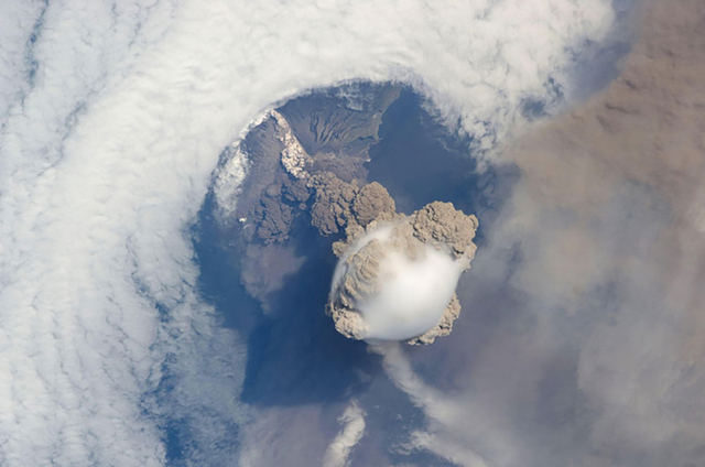 从太空看地球上火山喷发壮美景象