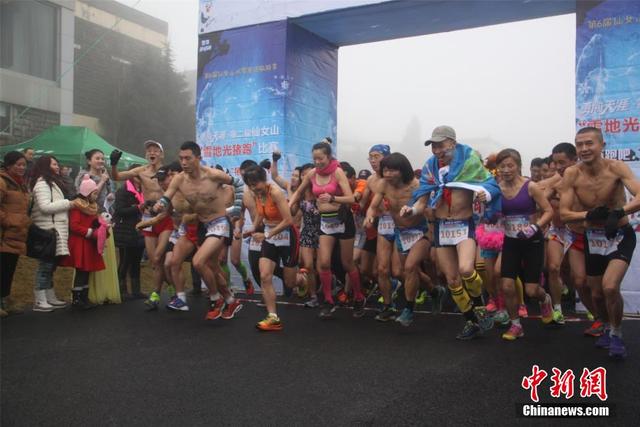 重庆仙女山“光猪跑”比赛吸人眼球