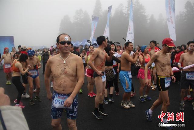 重庆仙女山“光猪跑”比赛吸人眼球