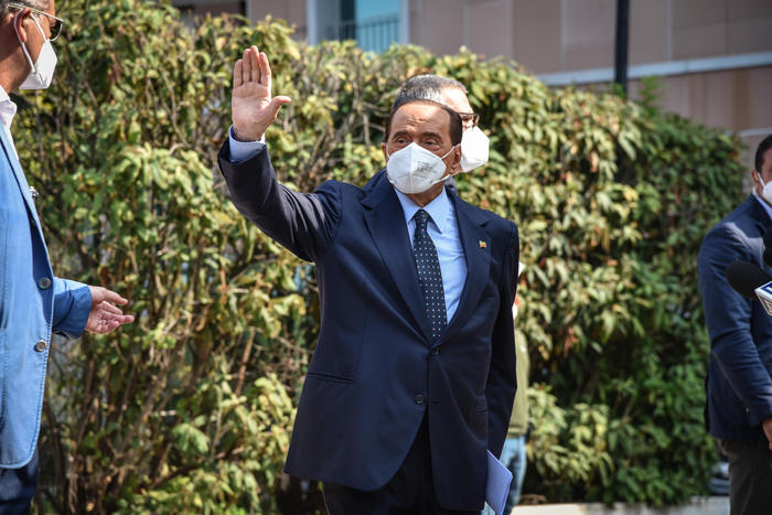 意大利前總理貝盧斯科尼新冠肺炎治愈出院
