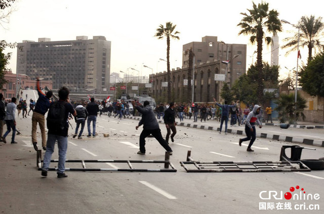 埃及多地爆发游行示威并引发冲突 11人死