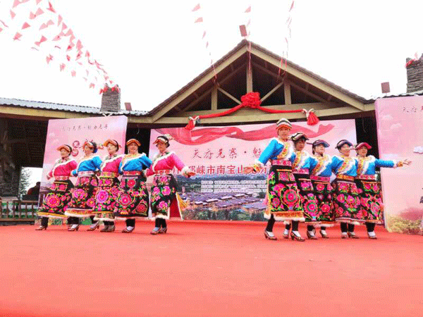 11月10日上午8时许,南宝山镇直台村和木梯村的羌族同胞身着节日盛装