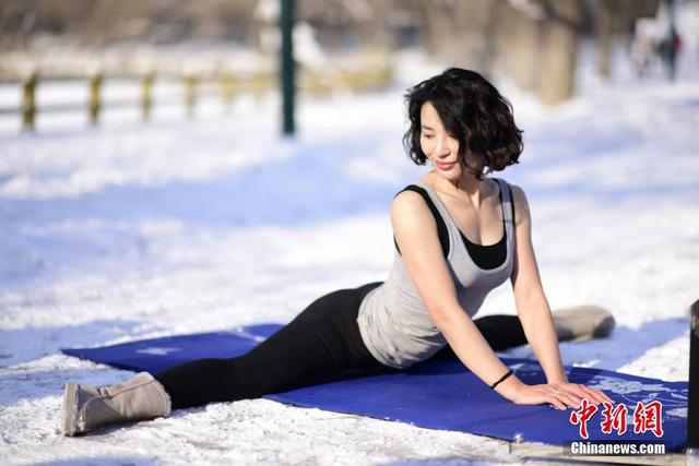 直擊網絡爆紅雪地鋼管舞女孩