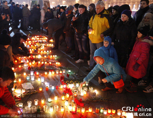 基輔民眾獨立廣場集會 悼念遭炮擊遇難平民