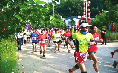 【文旅中原列表】嵩县杨山森林穿越马拉松举行 200名选手穿越森林