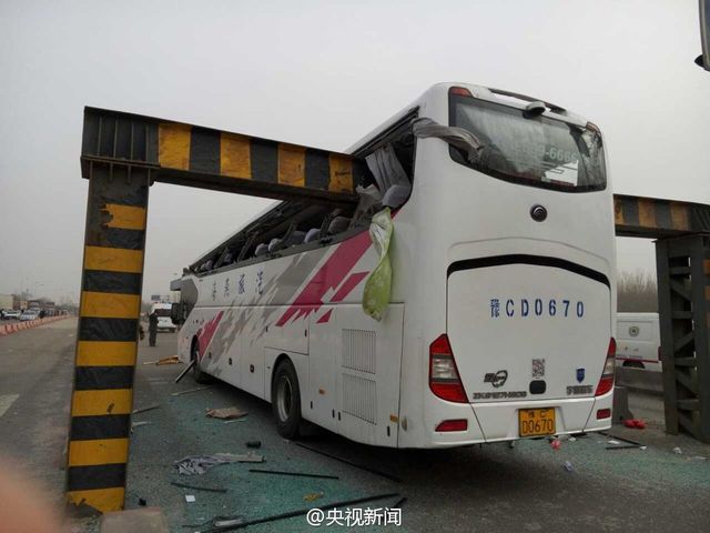 天津大巴车撞上限高杆 致2死多伤