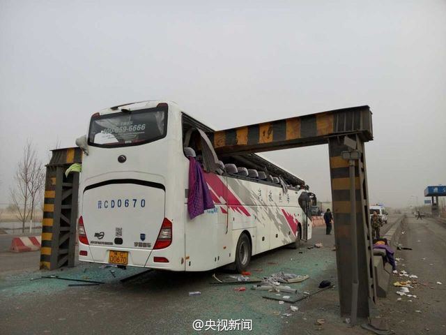 天津大巴车撞上限高杆 致2死多伤