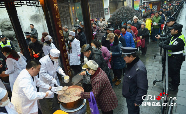 各地民众吃“腊八粥”喜迎腊八节