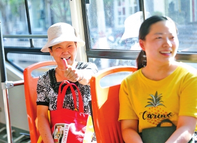 【河南在线列表】郑州900路公交车长李琛每天用中英文双语报站