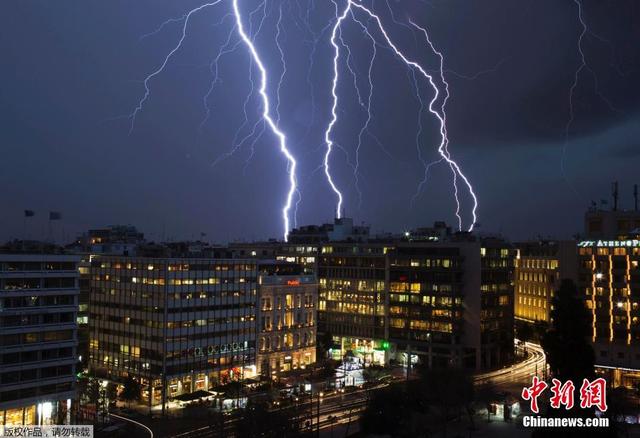 希腊雅典遭闪电袭城 划破夜空场面壮观