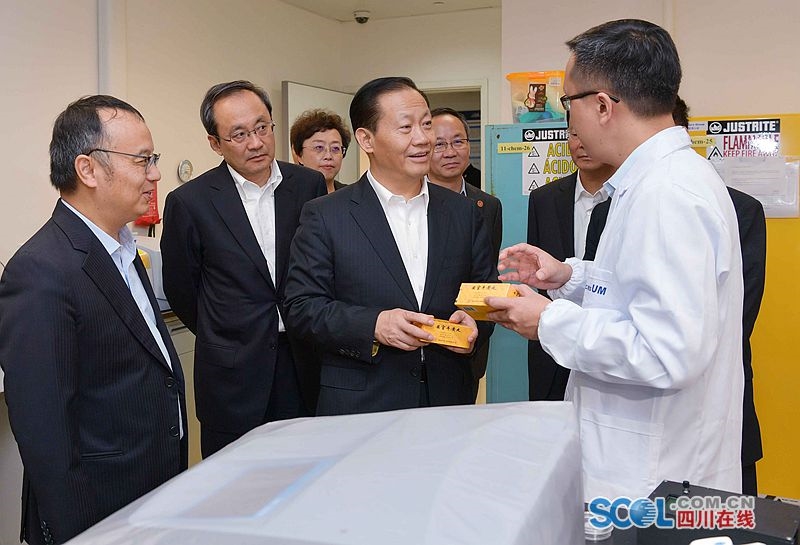 省委书记彭清华率四川代表团前往澳门大学考察,实地了解澳门大学教学