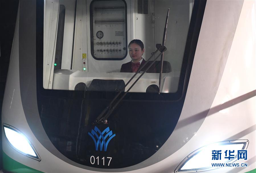 广西南宁：地铁女司机谱写“轨道青春”