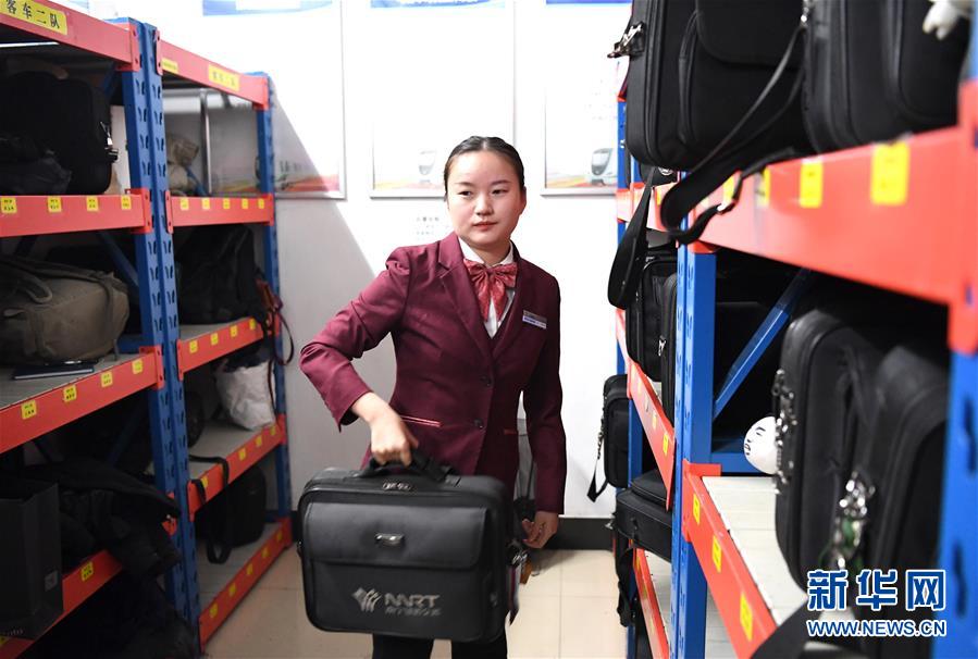 广西南宁：地铁女司机谱写“轨道青春”