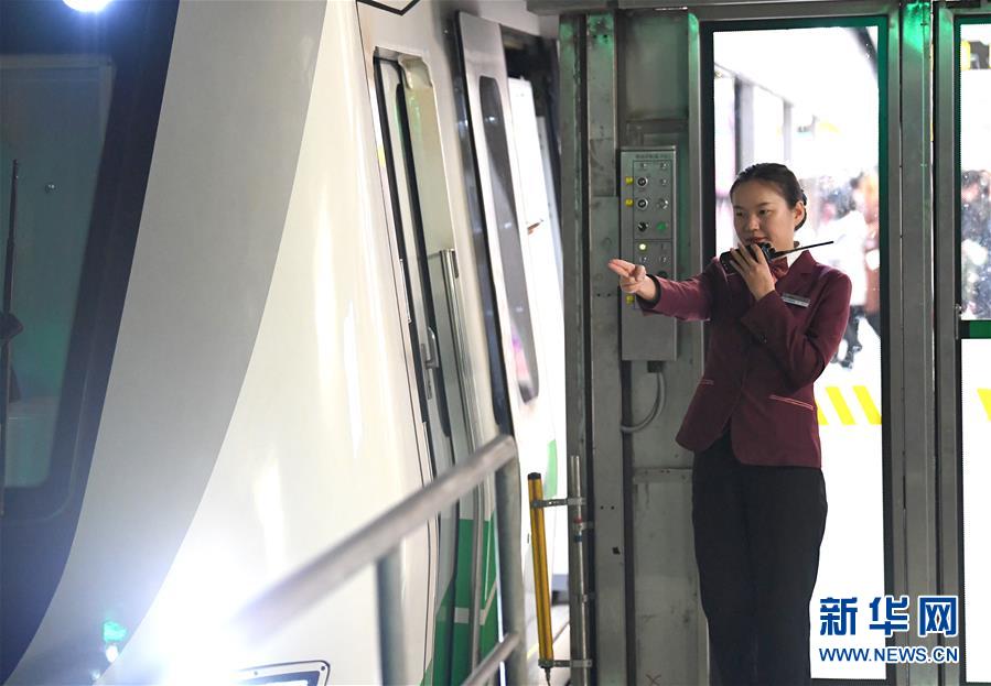 广西南宁：地铁女司机谱写“轨道青春”