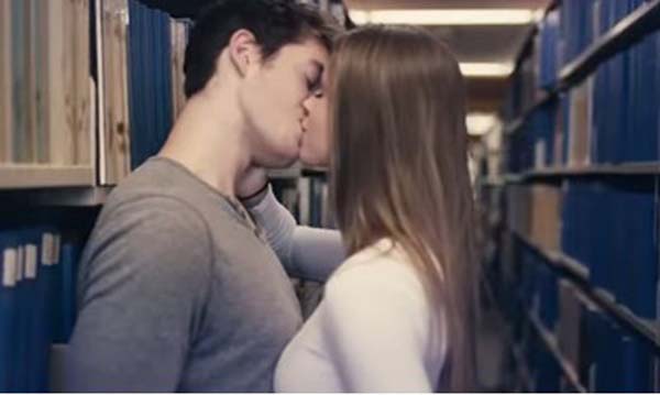 学生热吻成卖点 加拿大大学另类招生广告惹争议