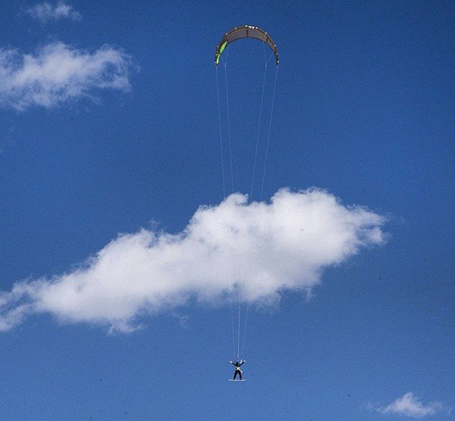 美國男子挑戰"雪地風箏" 百米高空表演絕技