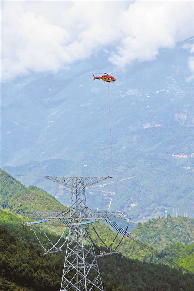 【城市遠洋帶圖】世界首次山地特高壓線路直升機帶電作業在重慶完成