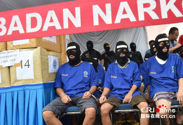 中国印尼联合破获跨国贩毒案 被拘捕毒贩参加销毁仪式