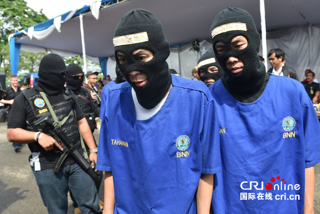 中国印尼联合破获跨国贩毒案 被拘捕毒贩参加销毁仪式