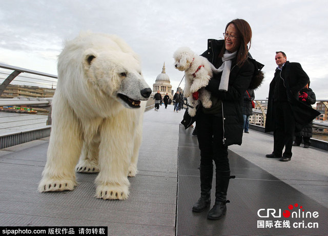 倫敦街頭驚現北極熊 坐電梯逛景點為宣傳英劇