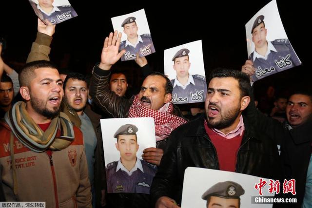 约旦被俘飞行员家属游行 要求政府与IS协商释放人质