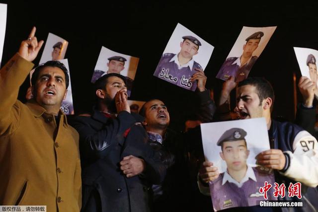 约旦被俘飞行员家属游行 要求政府与IS协商释放人质