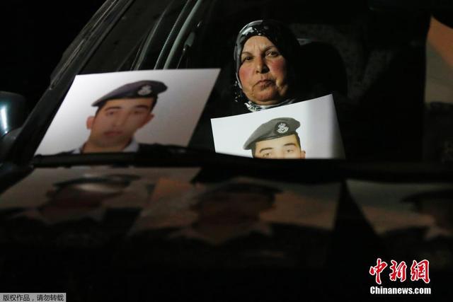 約旦被俘飛行員家屬遊行 要求政府與IS協商釋放人質