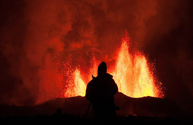 大自然的力量:摄影师近距离抓拍火山喷发壮观美景