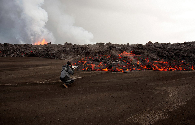 大自然的力量:摄影师近距离抓拍火山喷发壮观美景