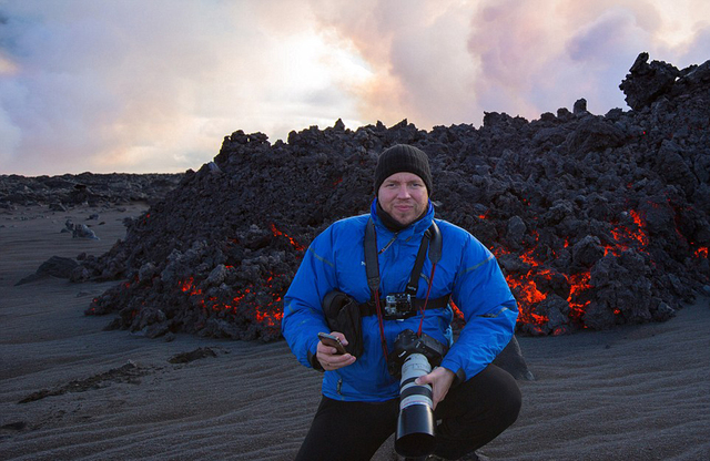 大自然的力量:摄影师近距离抓拍火山喷发壮观美景